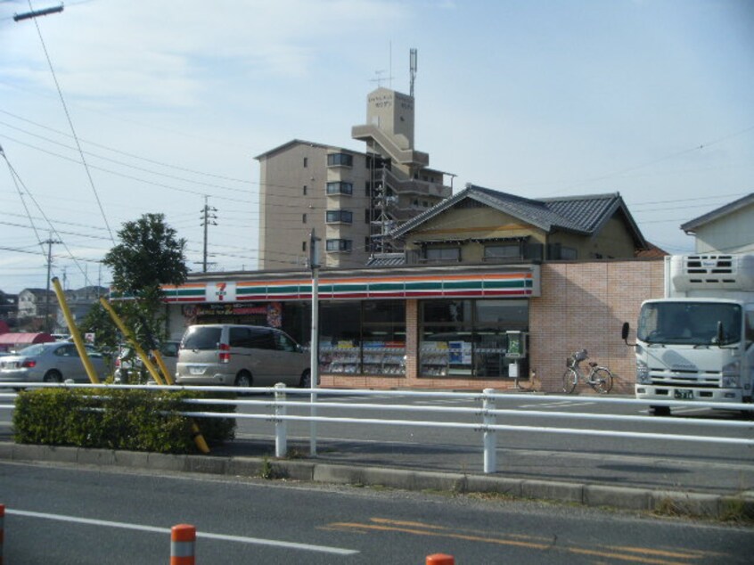 ｾﾌﾞﾝｲﾚﾌﾞﾝ 半田昭和町店(コンビニ)まで1014m グラン　アンードゥ　カーサ