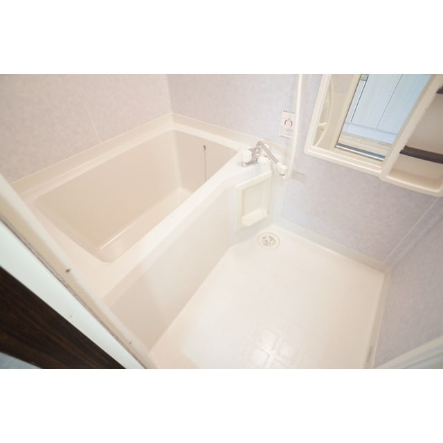 シャンプー棚と鏡完備のバスルー ルミエールＢ棟