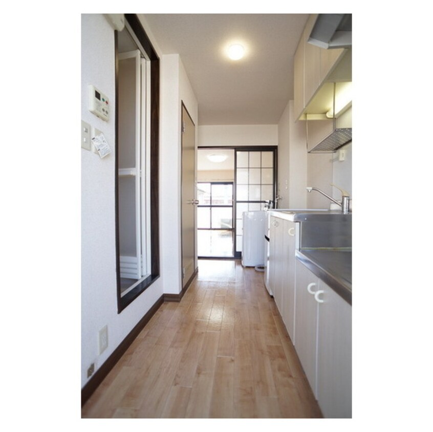 玄関から続くキッチンスペース ルミエールＢ棟