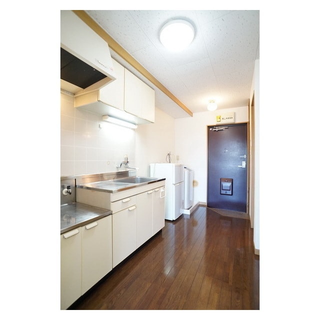 玄関から続くキッチンスペース メゾンドＫ