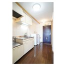 玄関から続くキッチンスペース メゾンドＫ