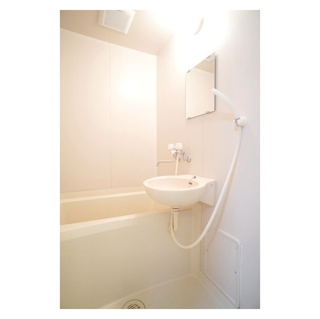 鏡付きのシンプルなバスルーム ピアコート