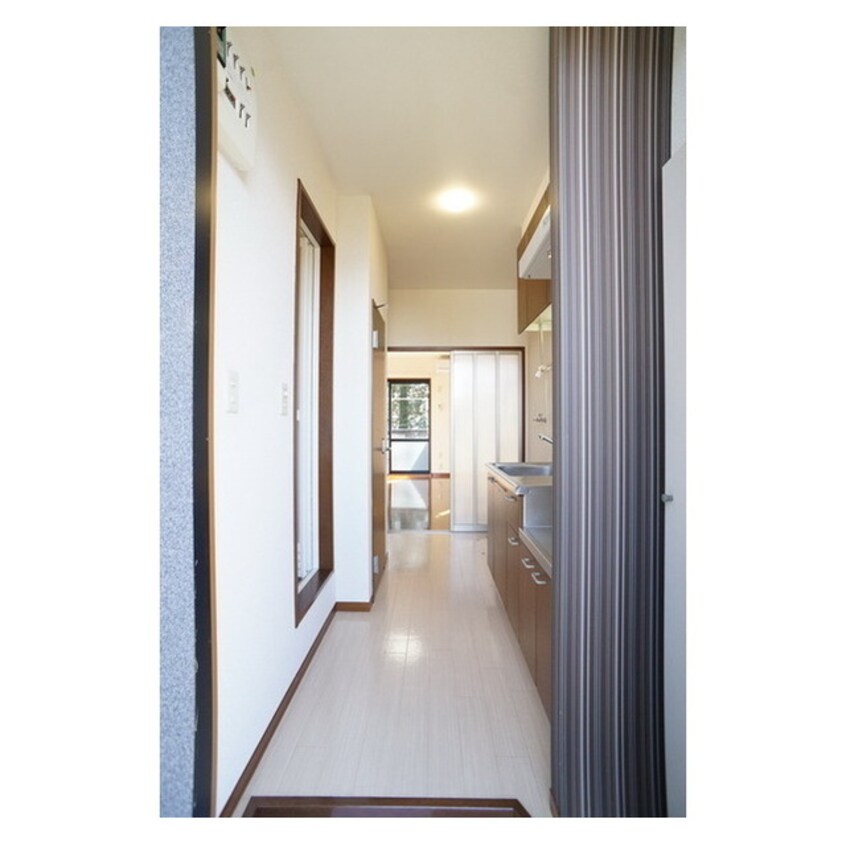 ワンクッションおける玄関スペー Maizon Liberte(メゾンリベルテ）