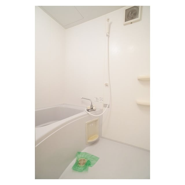 シャンプー棚完備のバスルーム サンモール