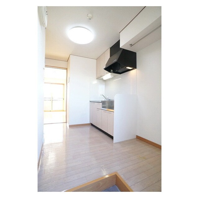 玄関から続くキッチンスペース メゾン・ド・Ｆ