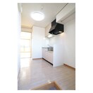 玄関から続くキッチンスペース メゾン・ド・Ｆ