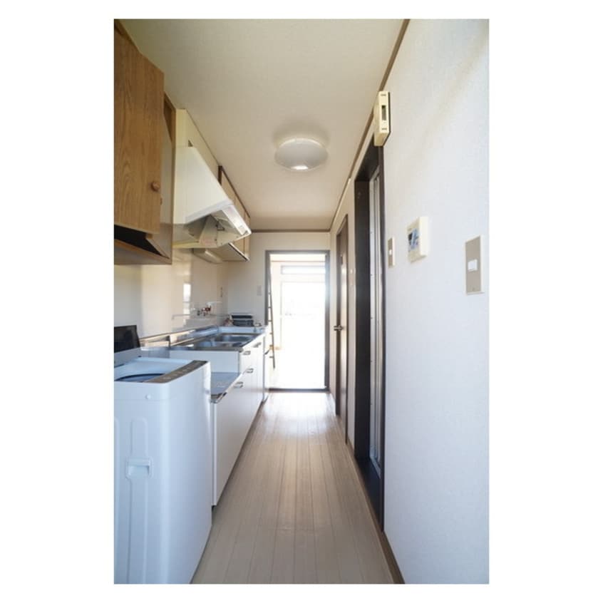 玄関から続くキッチンスペース ツインヒルズ２２