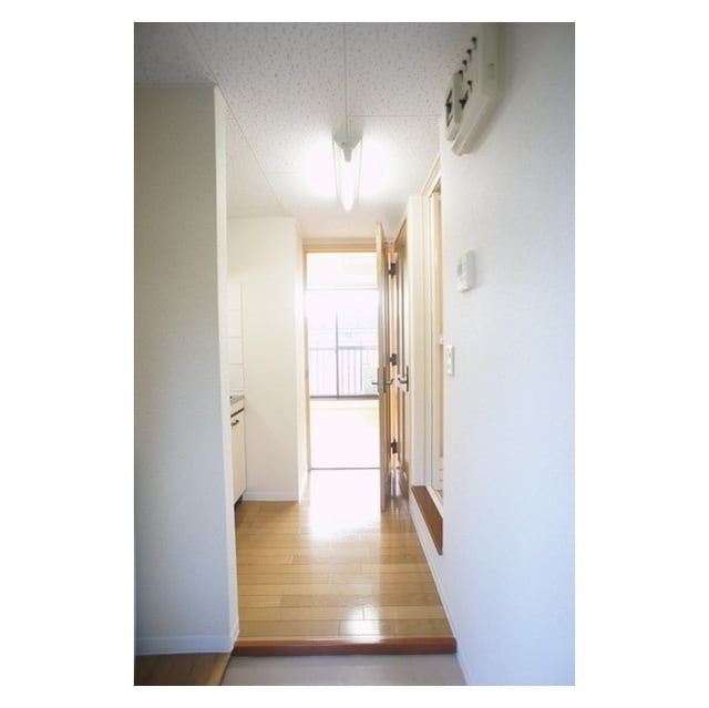 玄関から続くキッチンスペース プラトン－２１