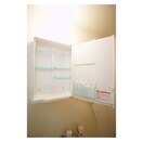 鏡を開けると収納スペースが有り プラトン－２１