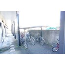 屋根付きの共有駐輪場です グランピア１６
