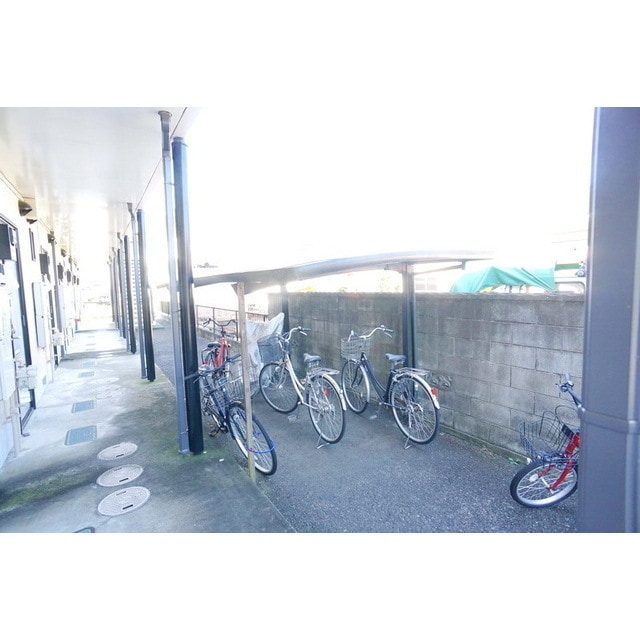 屋根付きの共有駐輪場です グランピア１６