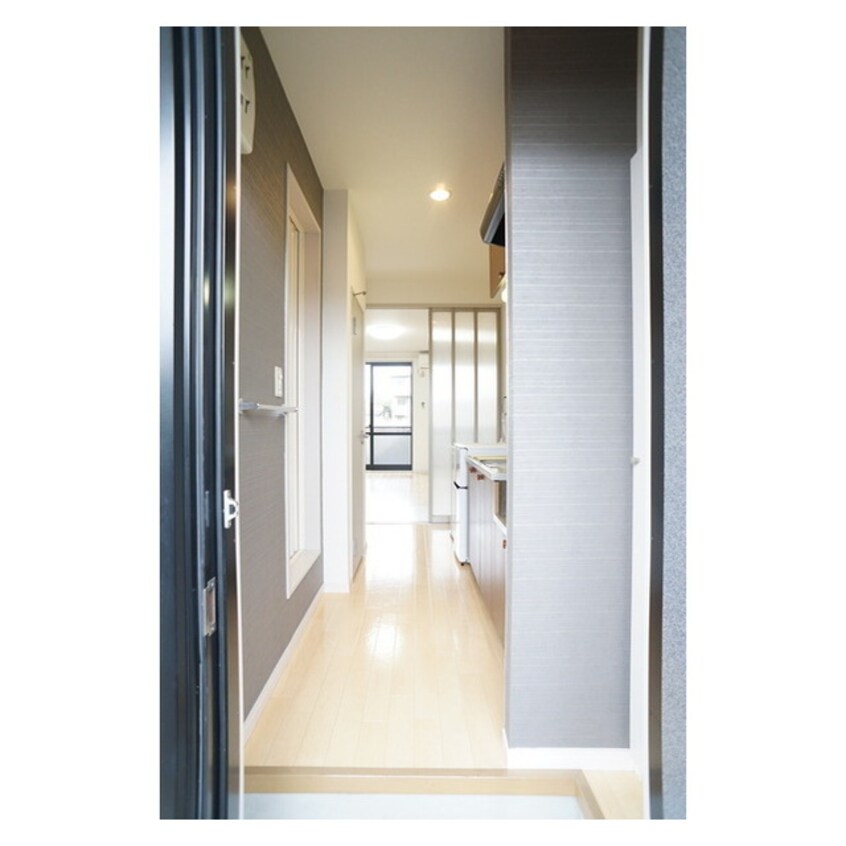 玄関から続くキッチンスペース グランピア１６