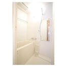 シャンプー棚や鏡完備のバスルー VILLA D'OR（ビラドール）