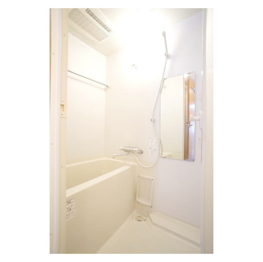 シャンプー棚や鏡完備のバスルー VILLA D'OR（ビラドール）