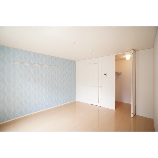 ブルーの壁がお部屋の柔らかなア サンリーフ