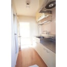 玄関から続くキッチンスペース メゾン・ド・シノピア