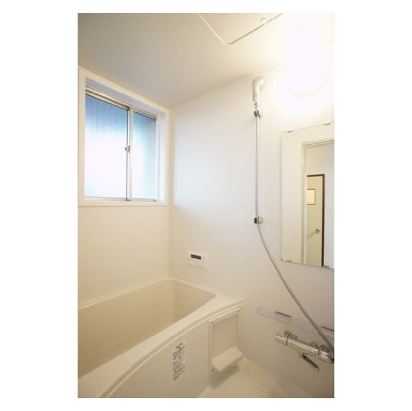 小窓があり換気のしやすい浴室 コーポ金沢Ａ棟