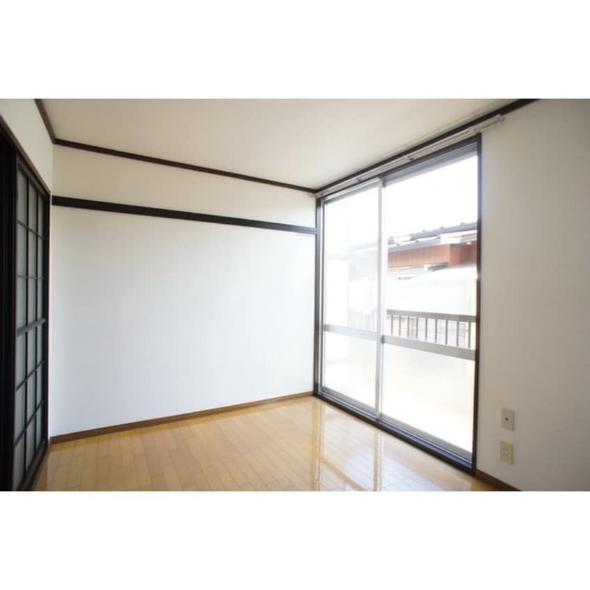 明るい日差しの室内 錦ハイツＡ棟