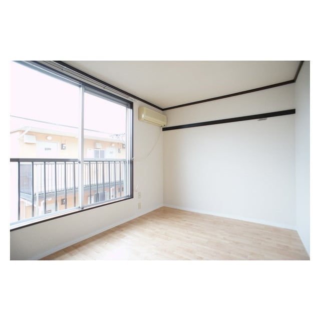 明るい日差しの室内 錦ハイツＢ棟