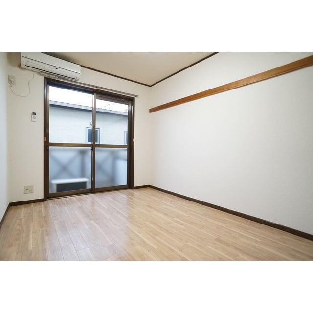 明るい陽光が差し込む室内 シャトレつかさＢ棟