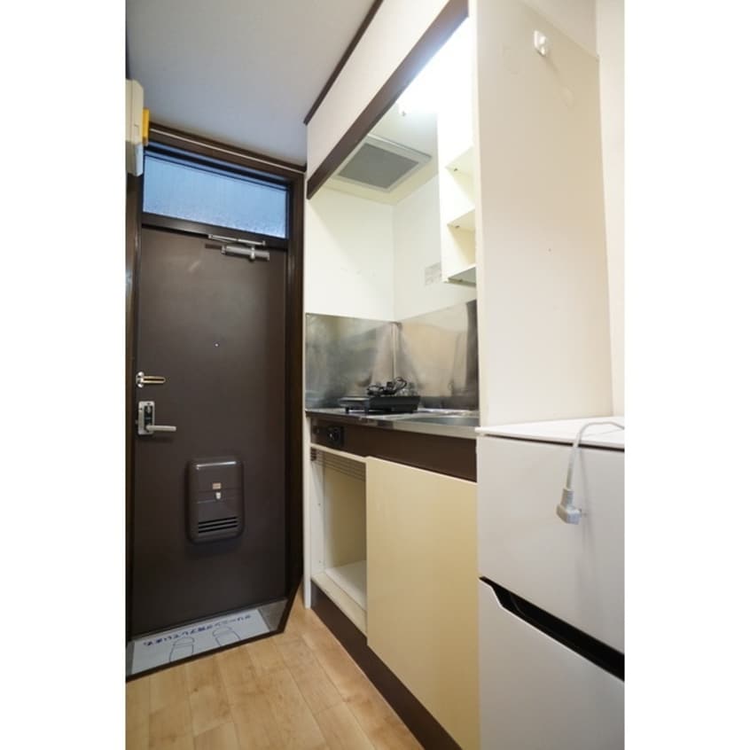 玄関にも窓があり自然な採光 シャトレつかさＢ棟