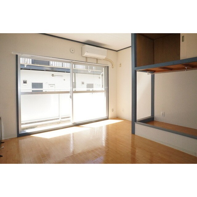 明るい日差しの室内 GLORY