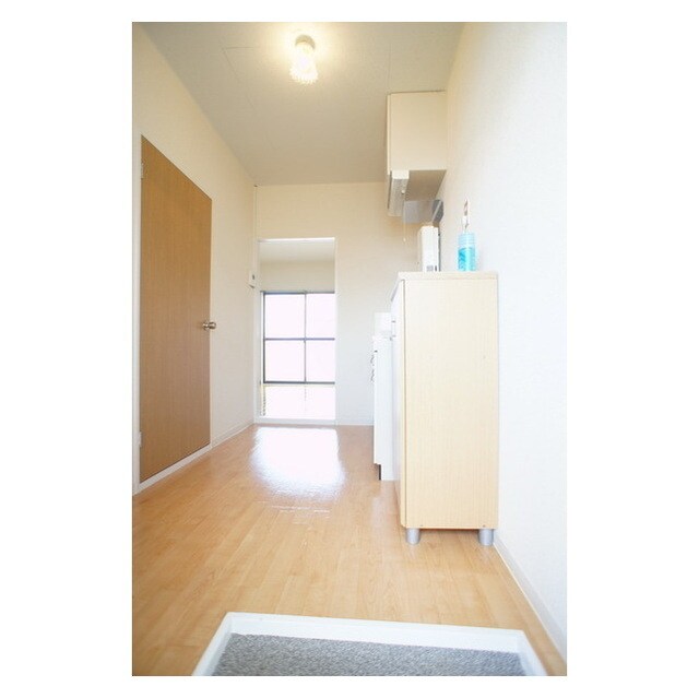 玄関から続くキッチンスペース ジュネスＳ