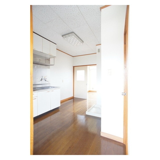 玄関から続くキッチンスペース エスパル大賀