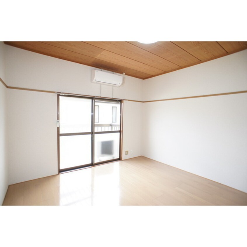 明るい日差しの室内 スズキハイツＢ棟