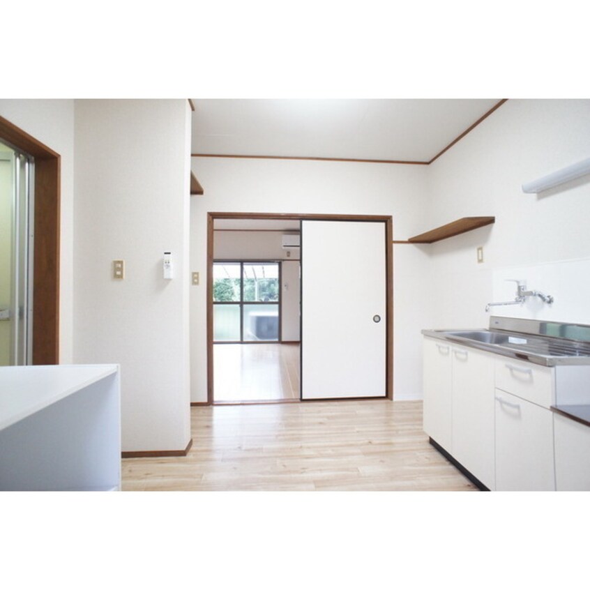 玄関から続くキッチンスペース スズキハイツＢ棟