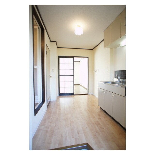 玄関から続くキッチンスペース 新田コーポ竹中Ａ棟