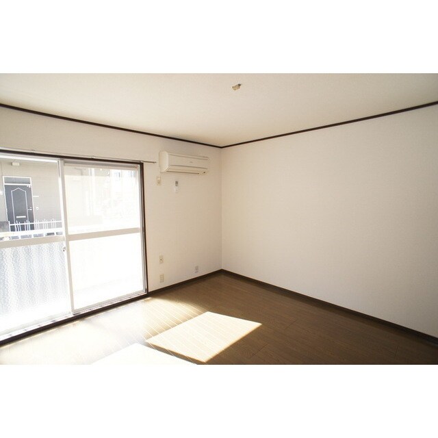 窓が大きく明るい室内 新田コーポ竹中Ａ棟