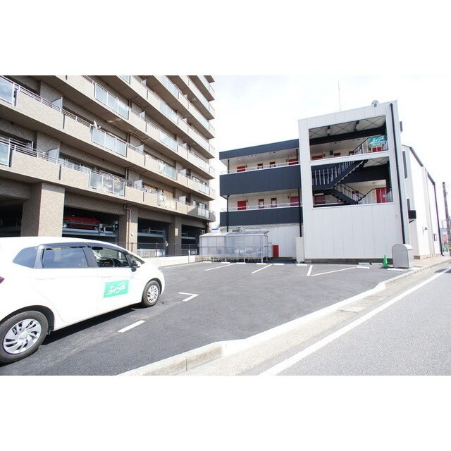 夜間も庭園灯が照らします。 ＮＡＹＵＫＩアパートメント