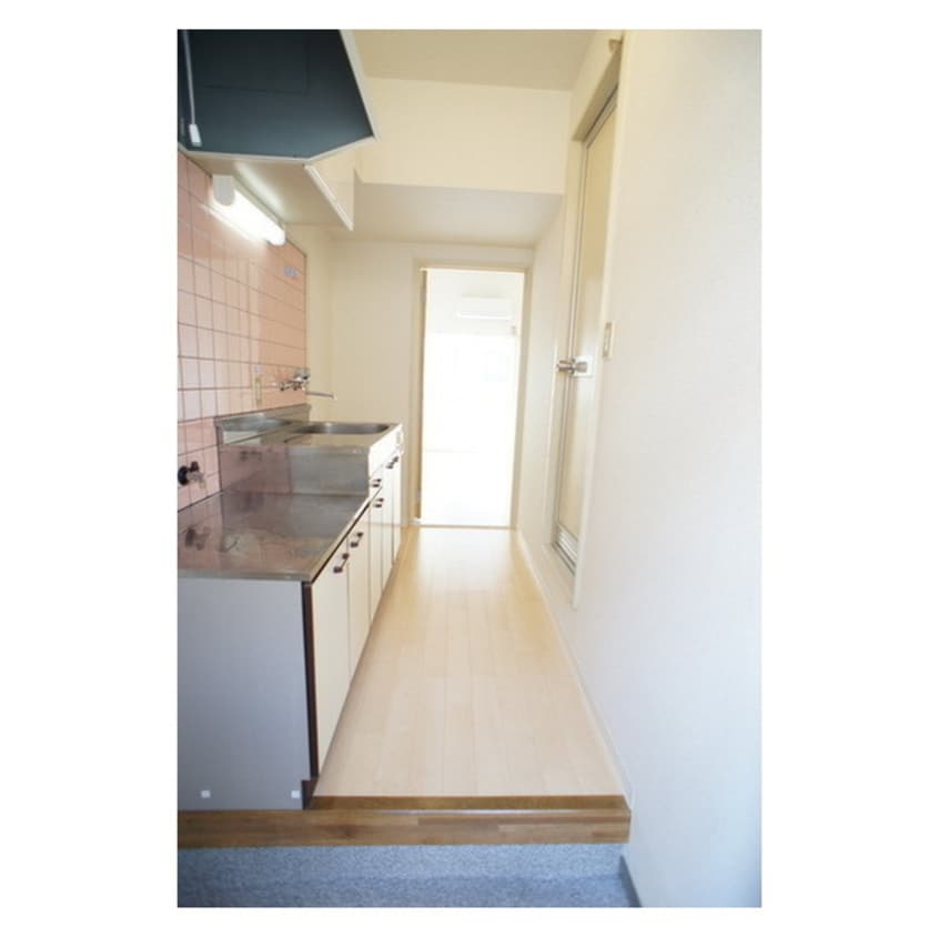 玄関から続くキッチンスペース 佐川ハイツＢ棟