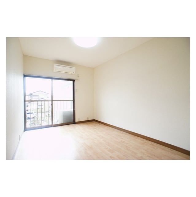 明るい日差しの室内 パークハイツ秀Ｂ棟