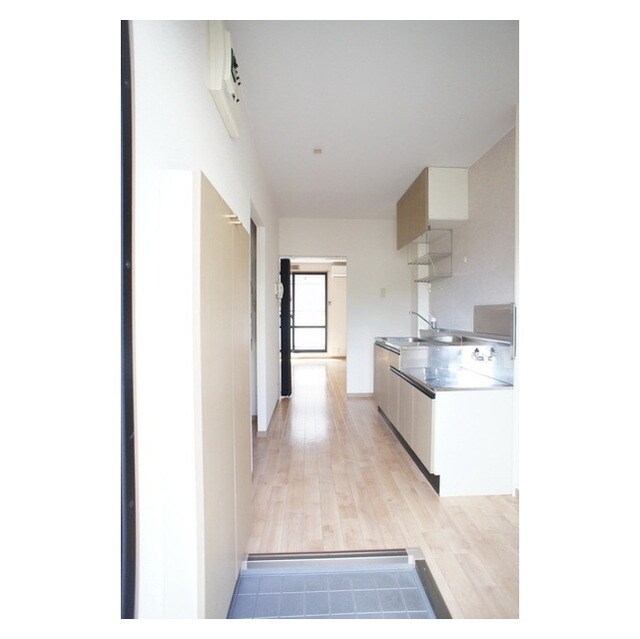 玄関から続くキッチンスペース エール水戸Ｂ棟