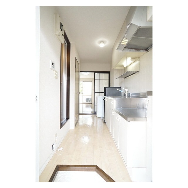 玄関から続くキッチンスペース ヴェルドミール