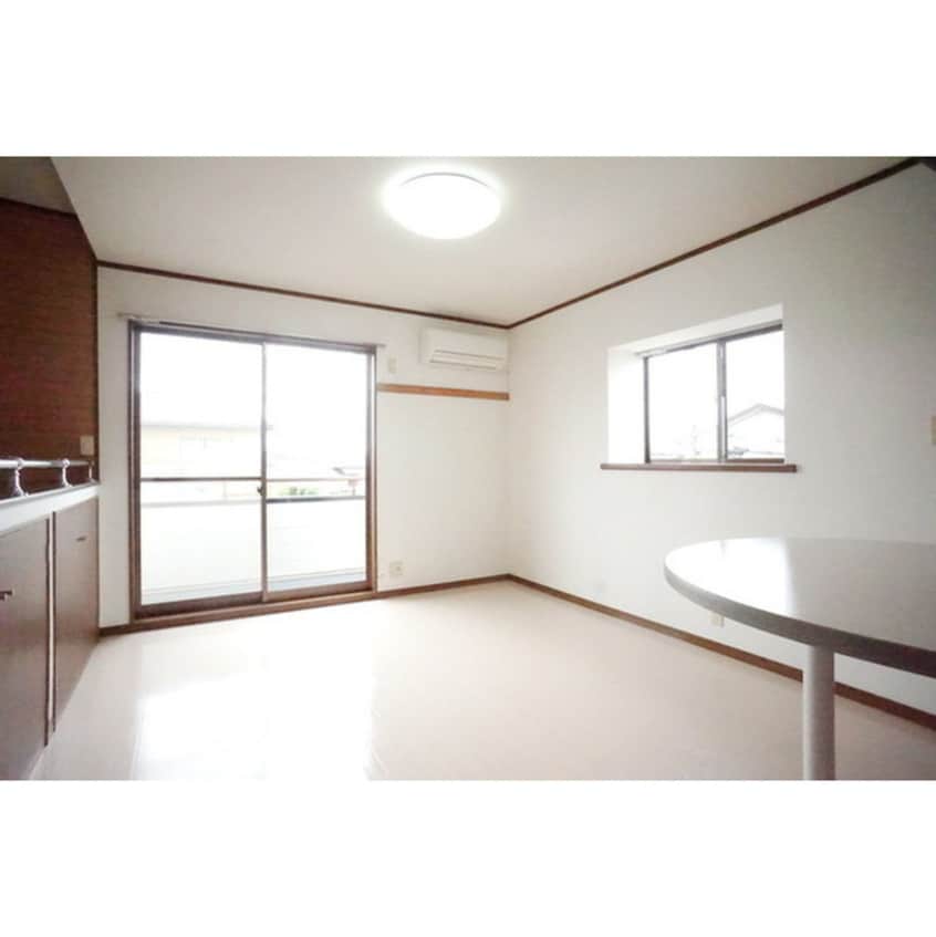 窓が大きく明るい日差しの室内 さくらコーポ９３