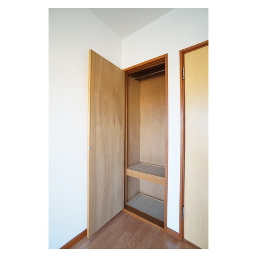 シンプルで機能的なクローゼット コーポナカムラ