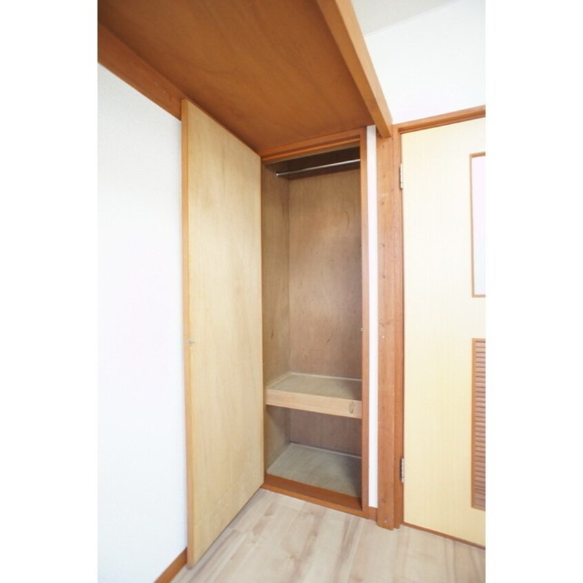 シンプルで機能的なクローゼット コーポナカムラ