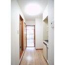 玄関から続くキッチンスペース コーポナカムラ