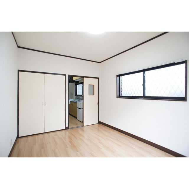 小窓付きのお部屋になります 大内ハイツ１