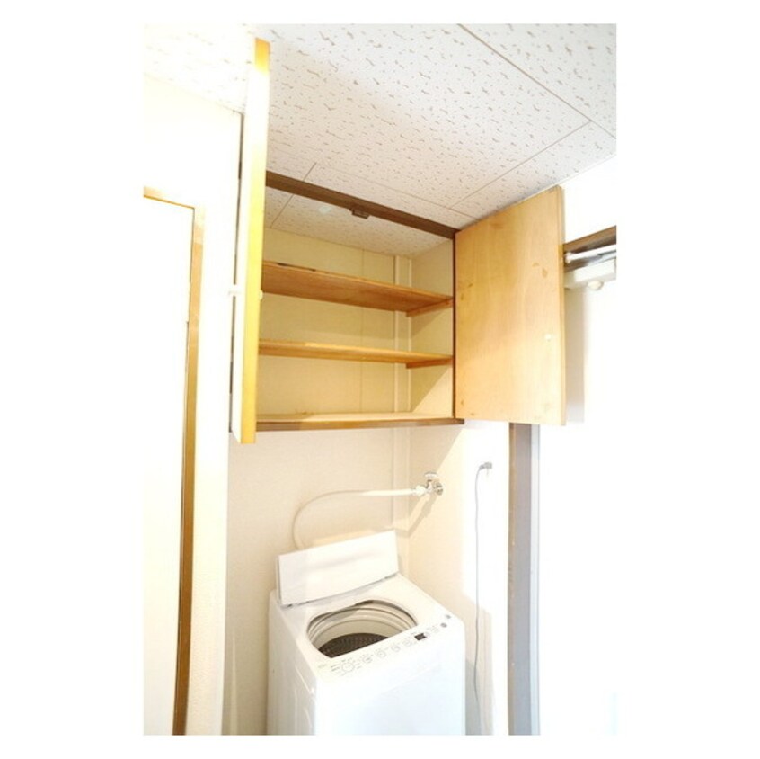 玄関横、洗濯機上部に収納棚がご WATARI Home`s