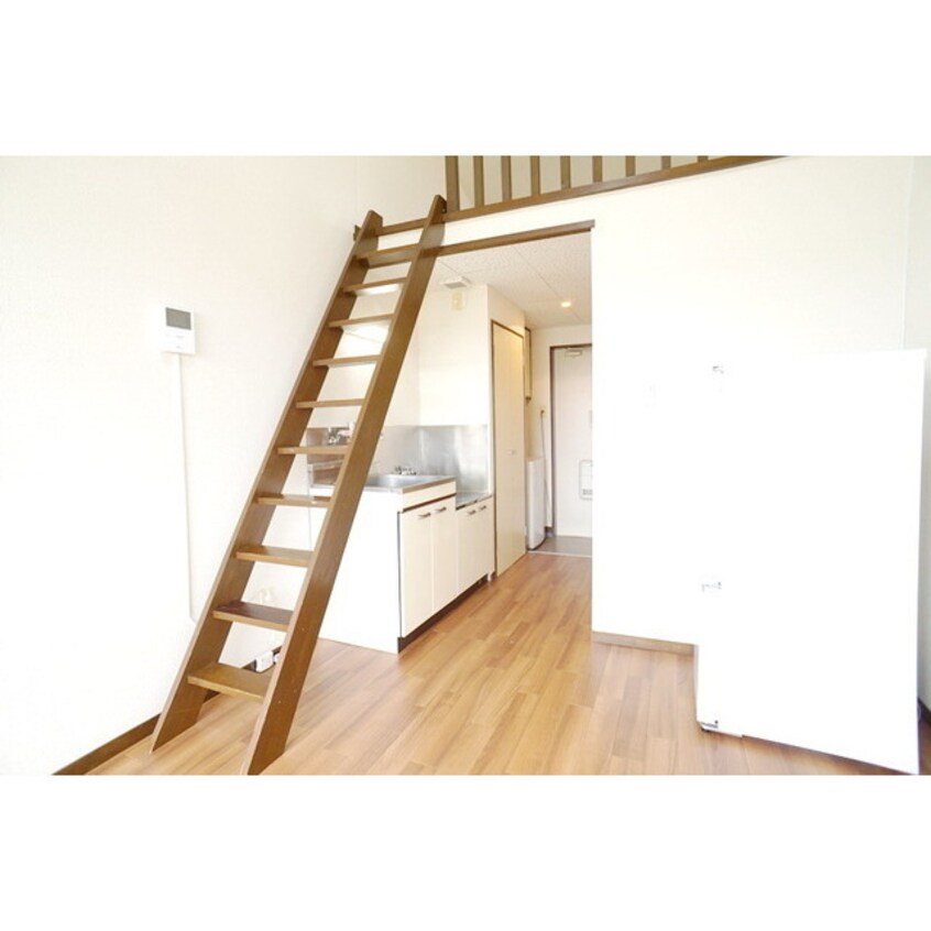 玄関から続くキッチンスペース WATARI Home`s