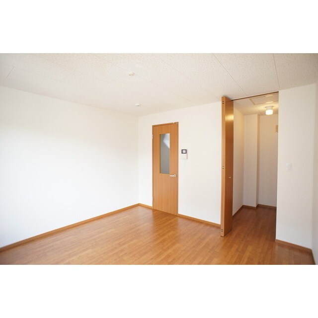 明るい日差しのさし込む室内 サンルーカス