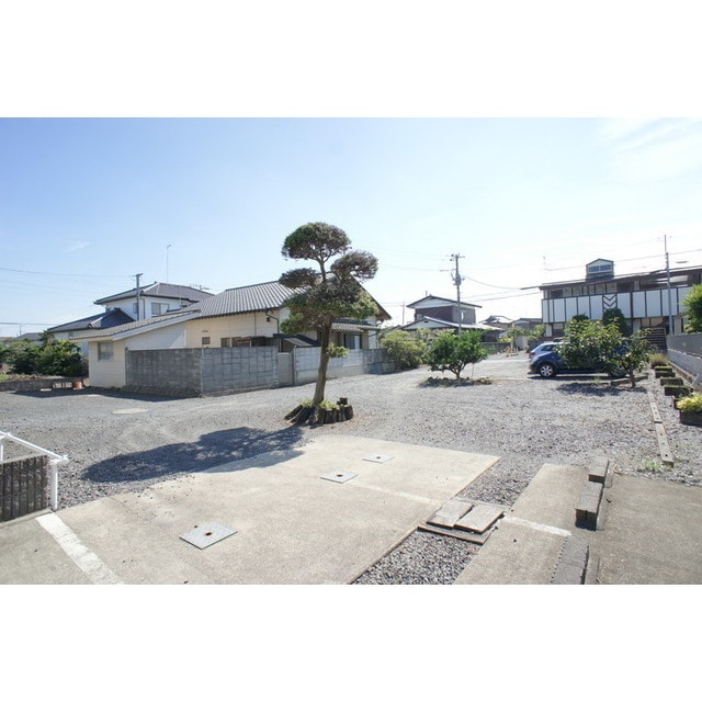 ゆったりとした駐車場 サンクレスト