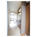 玄関から続くキッチンスペース サンクレスト