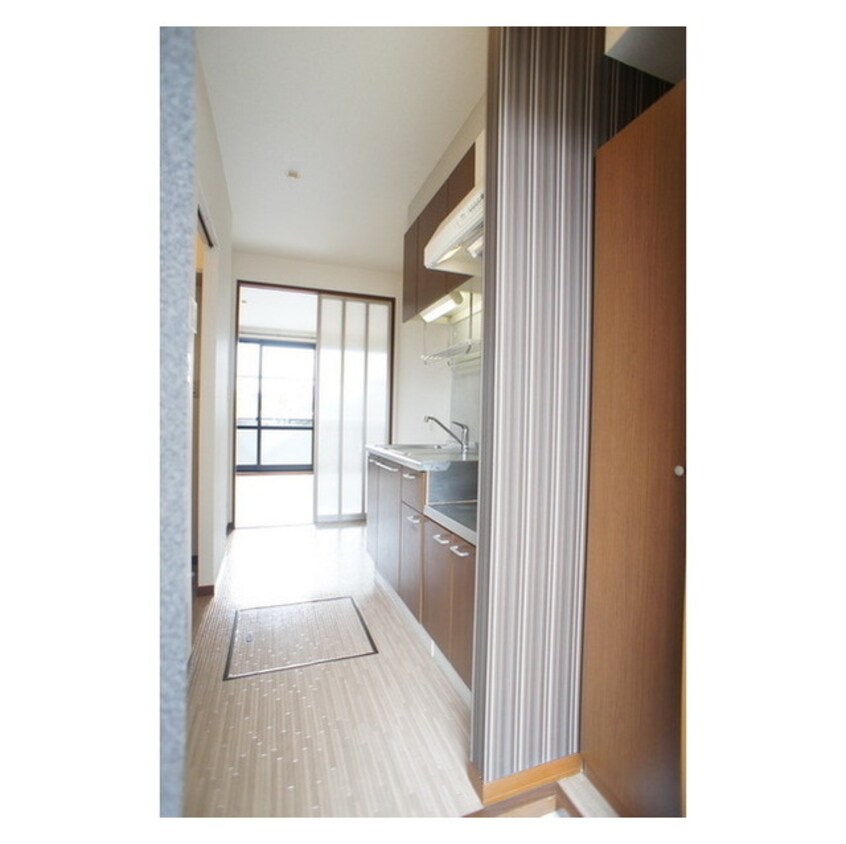 玄関から続くキッチンスペース サンクレスト