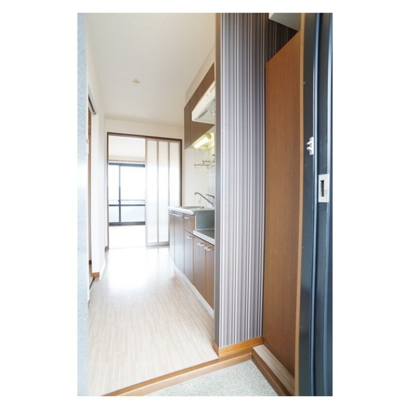 玄関から続くキッチンスペース サンクレスト