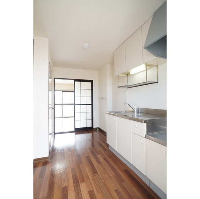 玄関から続くキッチンスペース ニキハウス